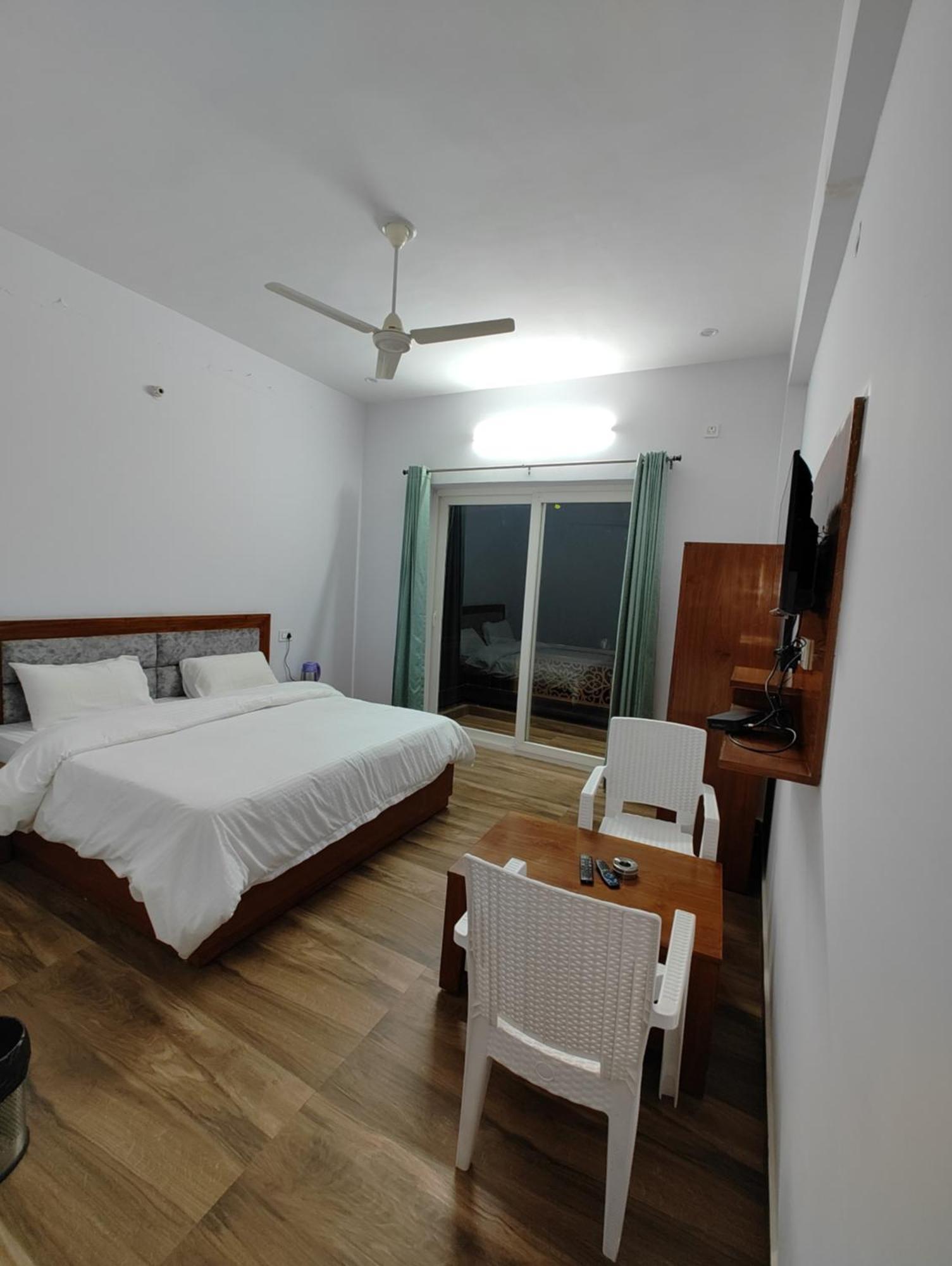 Hotel Anantam Residency Uttarkāshi Habitación foto